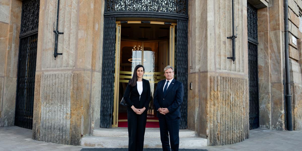 Orbán Anita és Kapitány István a Külgazdasági és Külügyminisztérium épülete előtt április 20-án 