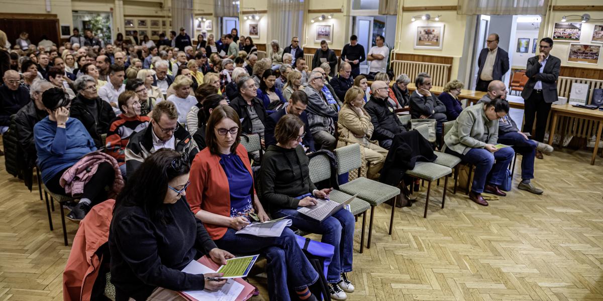 Tömött széksorok a XXII. kerületi önkormányzat lakossági fórumán