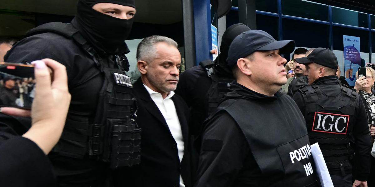 Vladimir Plahotniuc kommandósok gyűrűjében a chisinaui repülőtéren 2025. szeptember 25-én