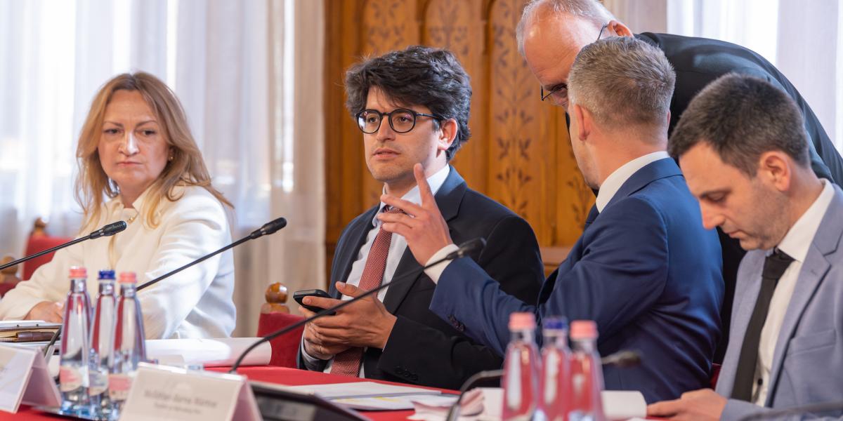 Bujdosó Andrea, Velkey György László, Magyar Péter és Melléthei-Barna Márton az Országgyűlés alakuló ülését előkészítő tárgyaláson Budapesten az Országházban 2026. április 17-én