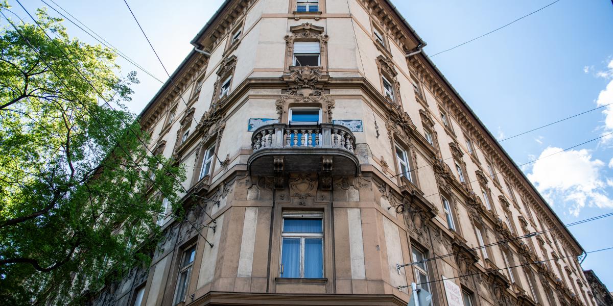 Móry Károly építész több tucat bérházat épített fel Pesten, így a József körút 55–57. alattit is