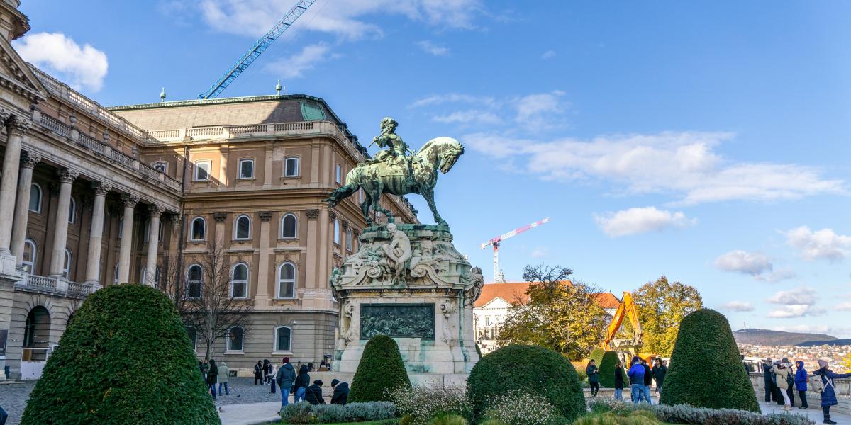 Savoyai Jenő
herceg a Budavári
Palota főbejárata
elől tekint
le a városra. Az
eredetileg Zentára
tervezett
szobor 1899-ben
a Műcsarnok
előtt is állt