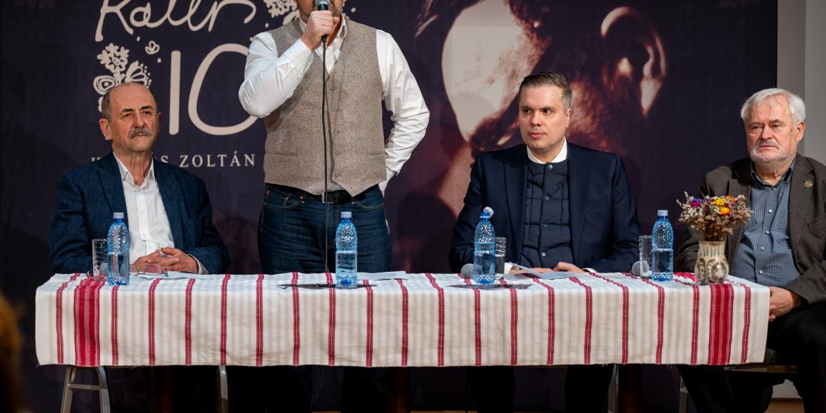 Kelemen László, az Erdélyi Hagyományok Háza Alapítvány elnöke, Balla Ferenc, az alapítvány igazgatója, Both Miklós, a Hagyományok Háza főigazgatója és Szép Gyula, a Kolozsvári Magyar Opera igazgatója a Kallós 100 emlékév sajtótájékoztatóján Kolozsváron