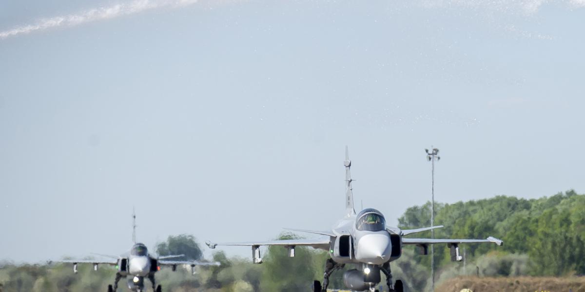 Megérkezett a kecskeméti repülőbázisra a két új Gripen harcászati repülőgép