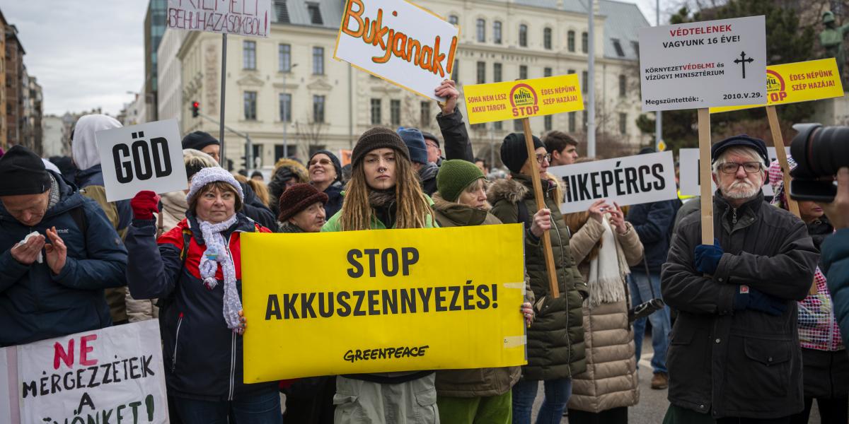 STOP akkuszennyezés! demonstráció a Külgazdasági és Külügyminisztérium előtt február 15-én 