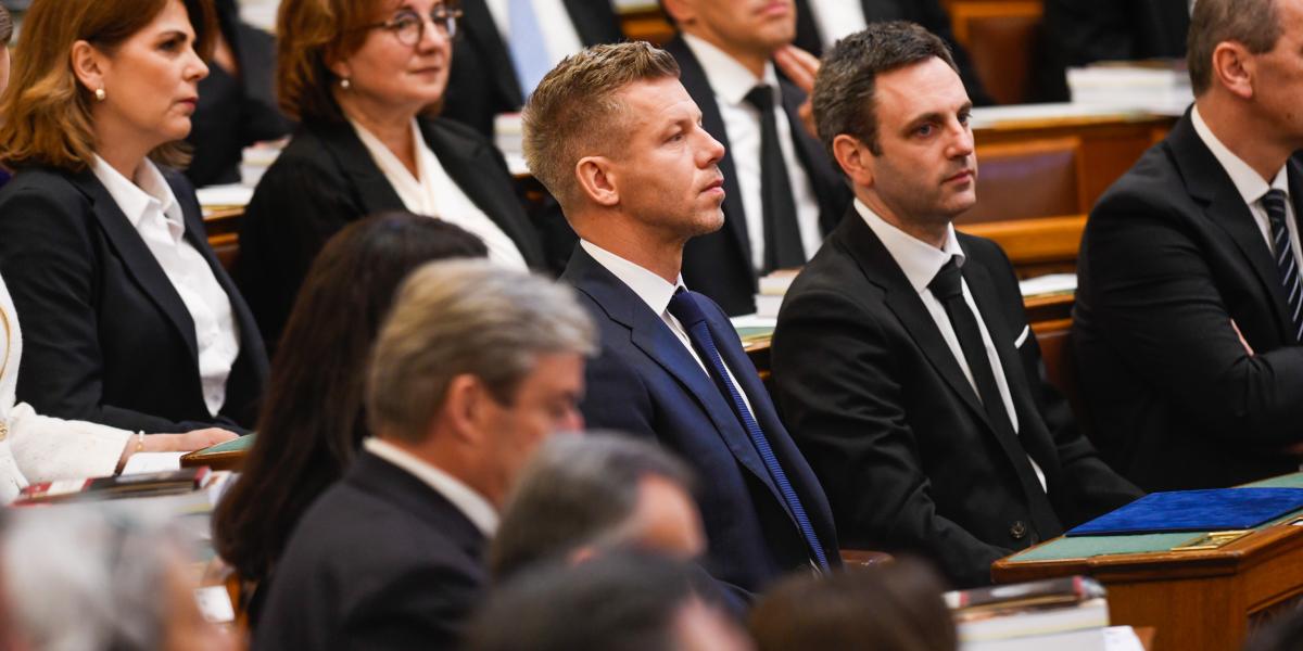 Melléthei-Barna Márton az Országgyűlés alakuló ülésén, Magyar Péter miniszterelnök mellett, jobbra