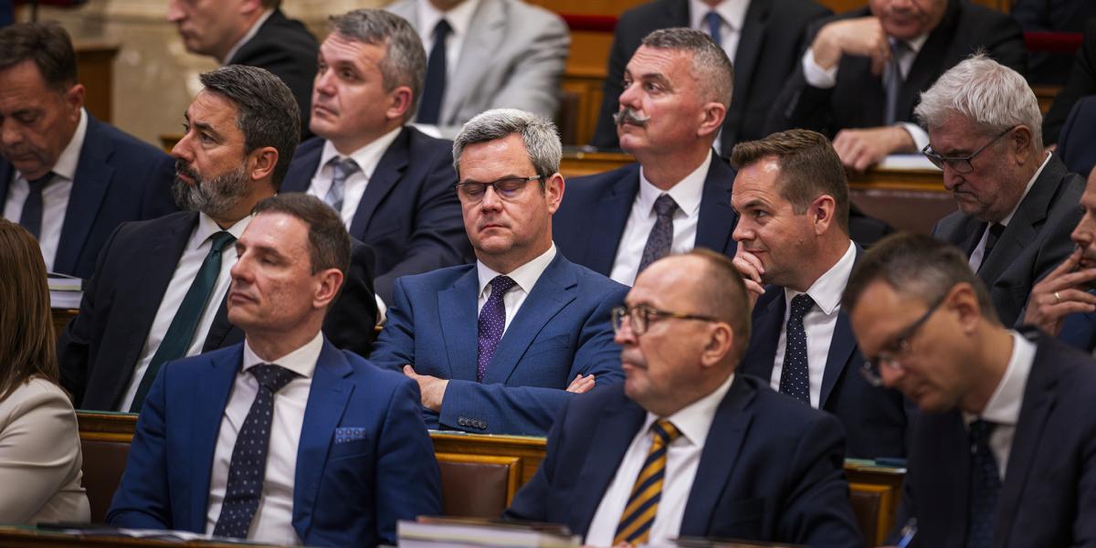 Takács Péter volt államtitkár csukott szemmel, a fideszes frakció komor tekintettel követi a fejleményeket 