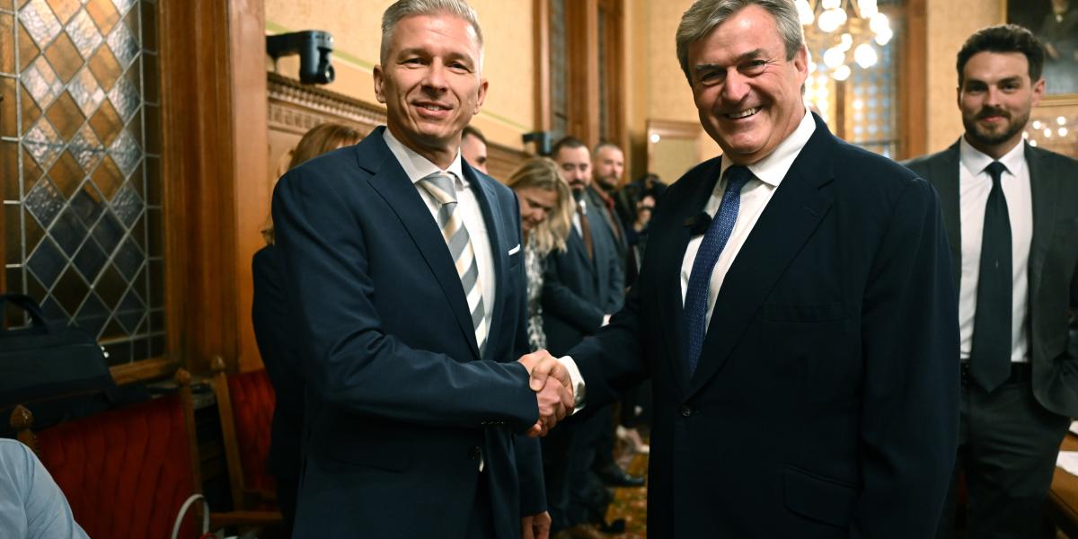 Csőszi Attila, a bizottság Tisza párti elnöke és Kapitány István gazdasági és energetikai miniszterjelölt kinevezés előtti meghallgatásán, az Országgyűlés gazdasági és energetikai bizottságának ülésén