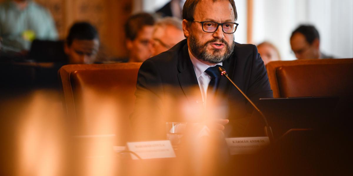 Kármán András pénzügyminiszter-jelölt kinevezés előtti meghallgatásán az Országgyűlés pénzügyi és költségvetési bizottságának ülésén az Országházban 2026. május 12-én.