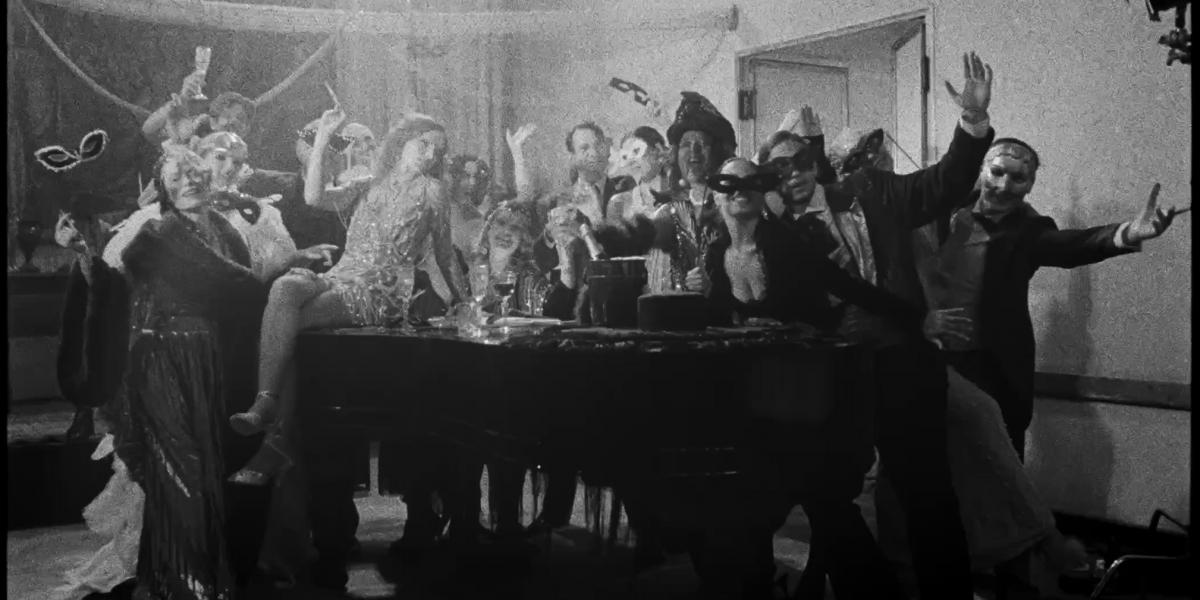A képek és jelenetek a film végére szinte teljesen összemosódnak: a néző egy ponton már nem tudja, hol ér véget a múlt, és hol kezdődik a jelen