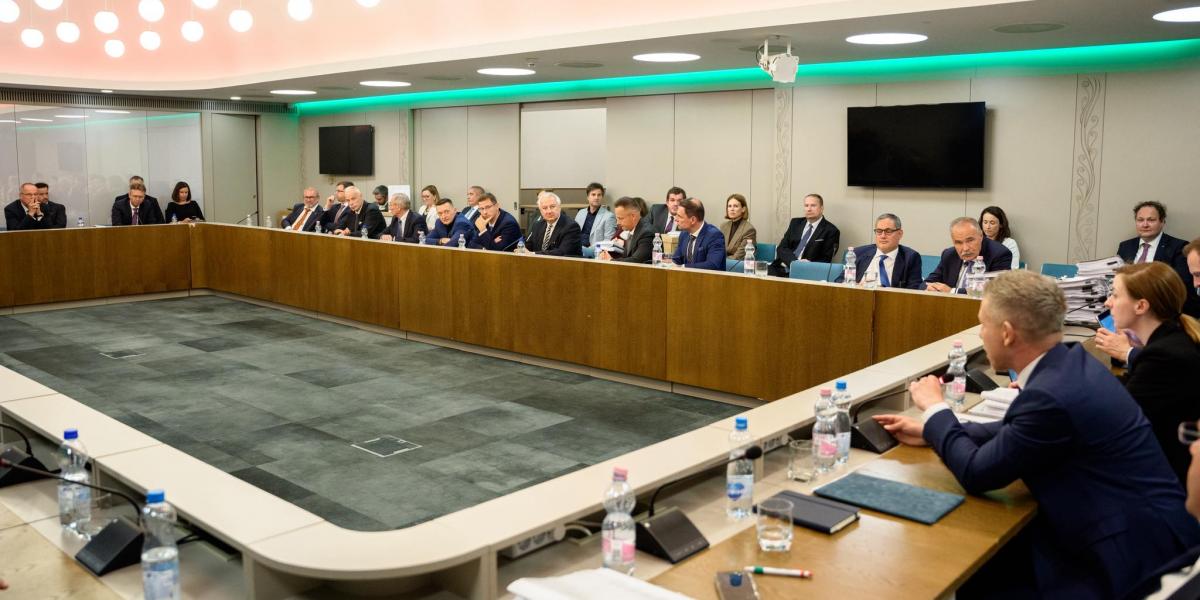 Magyar Péter és az Orbán-kormány távozó miniszterei