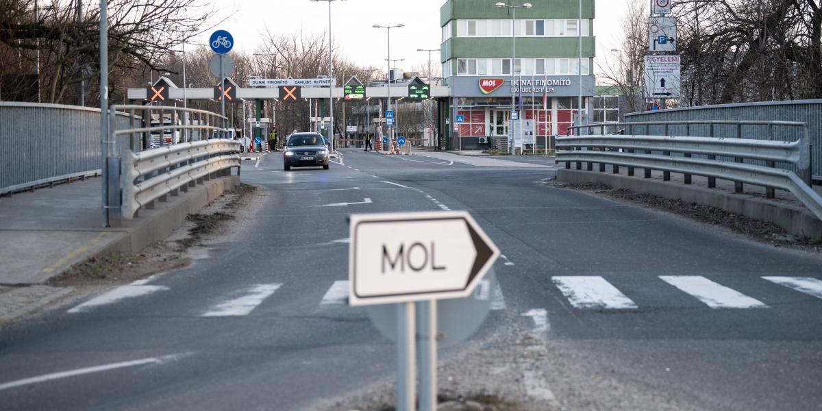 A Mol finomítói már két irányból is kapnak olajat, így szakértők szerint ezzel a gonddal a politikának nem is kellene foglalkoznia