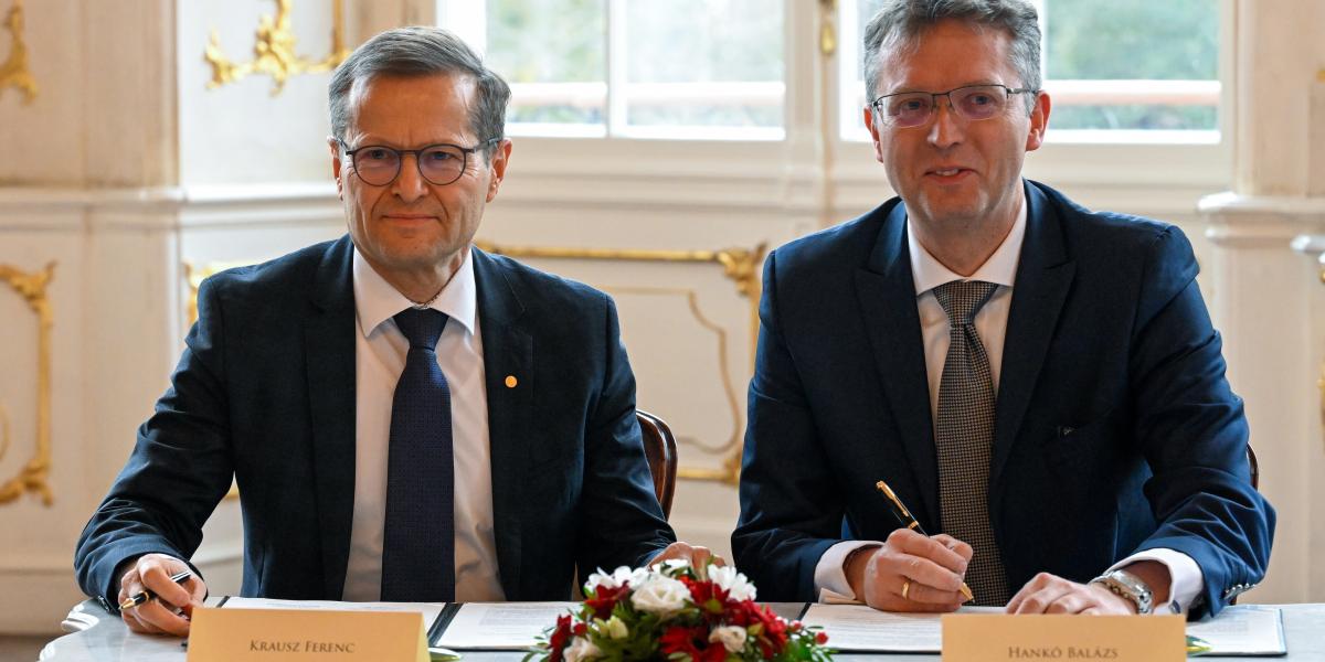 Krausz Ferenc és Hankó Balázs a kormány és az Élvonal Alapítvány stratégiai keretmegállapodásának, és finanszírozási szerződésének aláírásán a Gödöllői Királyi Kastélyban február 20-án. 