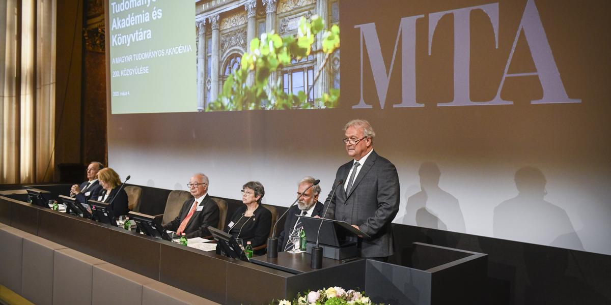 Freund Tamás,
az Akadémia
leköszönő
elnöke az MTA
közgyűlésén –
Orbán Viktor az
előző években
nem fogadta őt