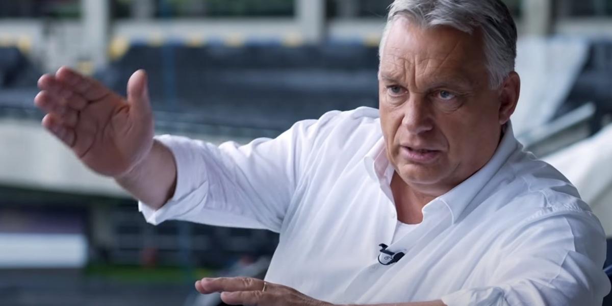Képünk illusztráció, Orbán Viktor 2023 júliusában interjú közben a Pancho Aréna lelátóján