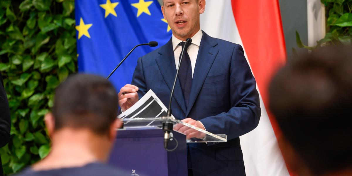 Magyar Péter miniszterelnök rendkívüli sajtótájékoztatót tart a kegyelmi ügyben megismert információkról a Miniszterelnökségen 2026. május 19-én. 