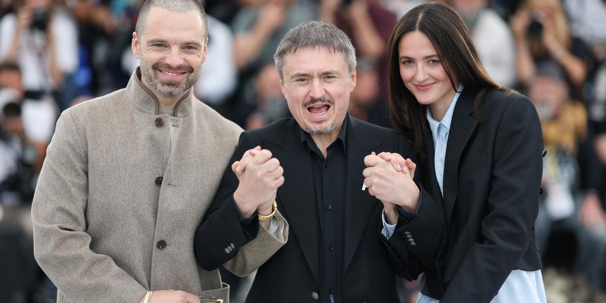 Sebastian Stan, Cristian Mungiu  és Renate Reinsve május 19-én Cannes-ban