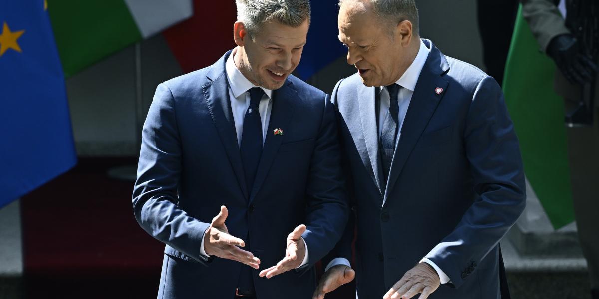 Donald Tusk lengyel kormányfő (j) fogadja hivatalában Magyar Péter miniszterelnököt Varsóban 2026. május 20-án