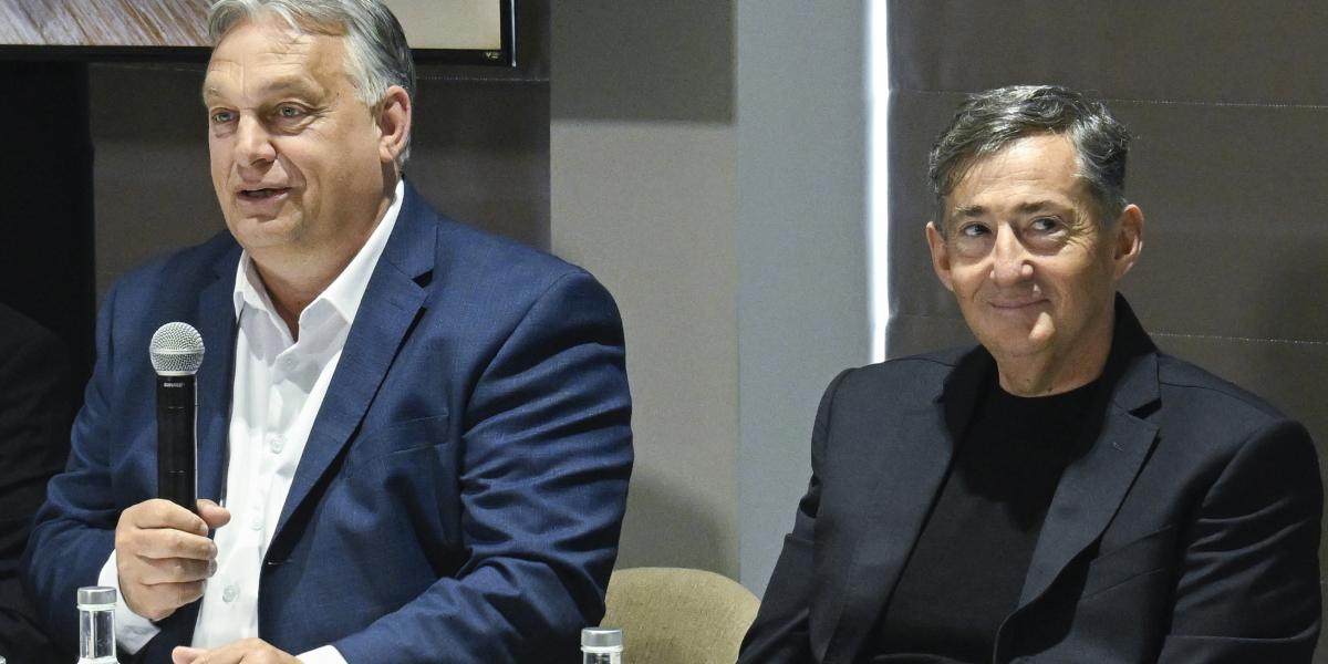 Orbán Viktor és volt iskolatársa, Magyarország leggazdagabb embere, Mészáros Lőrinc. A miniszterelnök helyzetbe hozta a gázszerelőt, aki több mint ezer milliárd forintos vagyonra tett szert 2010 óta 