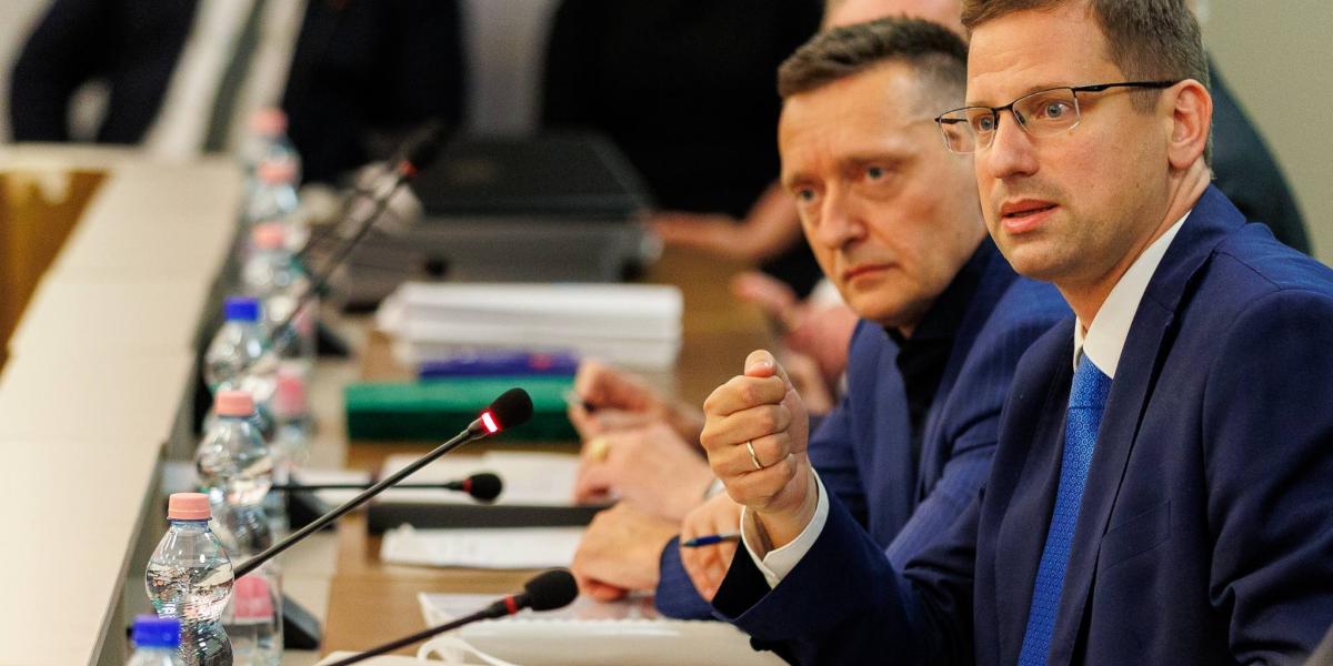 És hát a sok méltatlanság, agresszivitás, ami a hatalom eddigi képviselőit éri… – volt miniszterek az átadás-átvételen