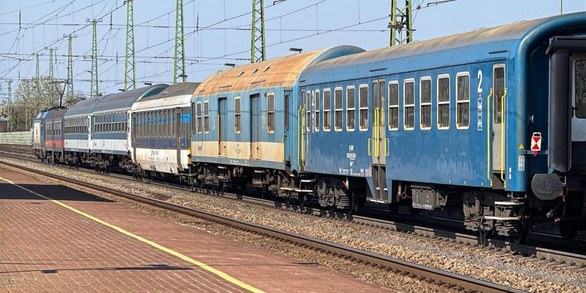 Békés InterCity márciusban. Innen-onnan szedegetik össze a vasúti kocsikat