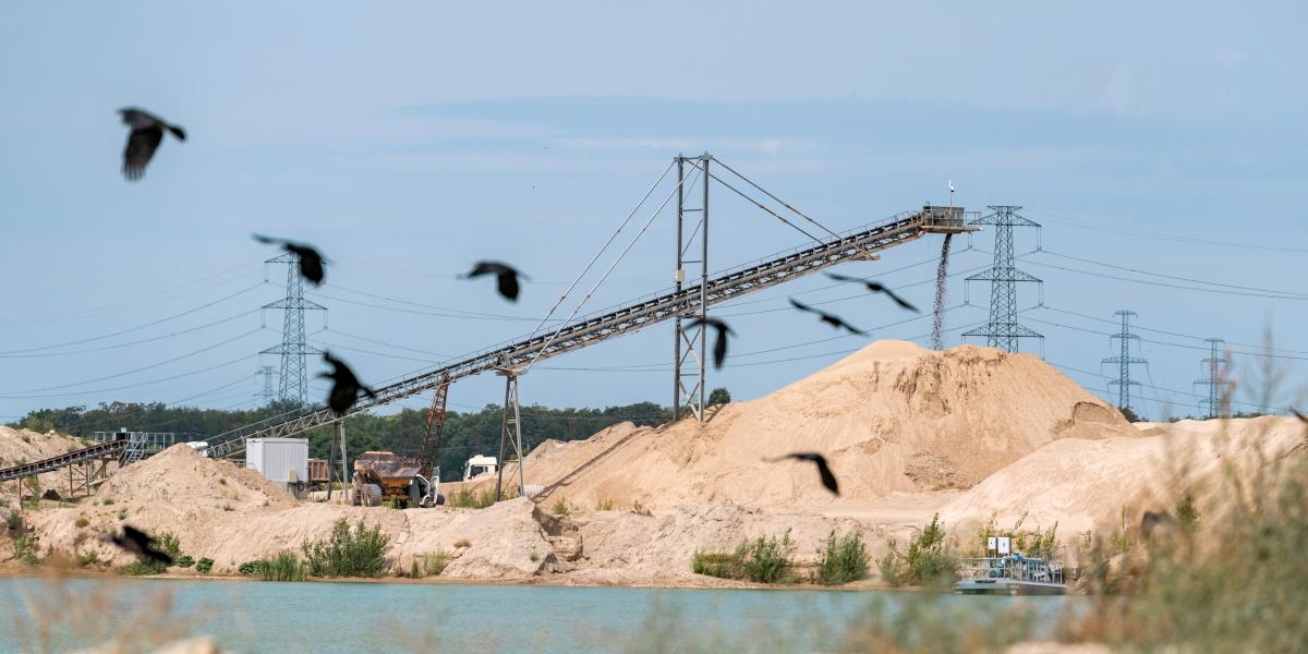 A hatalmas bányaterületen gyorsított ütemben dolgozhatott Balázs Attila cége, most a bányaszomszéd is felbátorodott