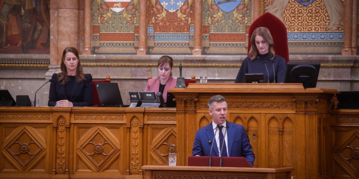 Magyar Péter miniszterelnök beszédet mond az Országgyűlés plenáris ülésén az Országházban 2026. május 26-án.