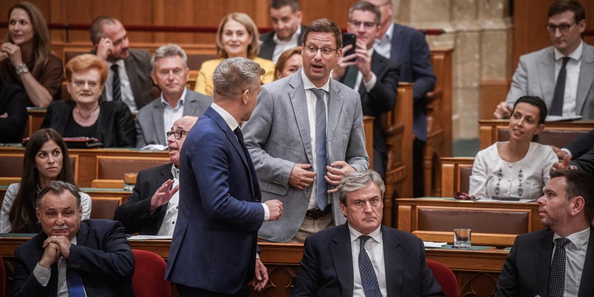 Drámai töltetet
hordoz, hogy
Magyar Péter és
Gulyás Gergely
személyében
két egykori
barát pengézik
egymással
a parlamentben