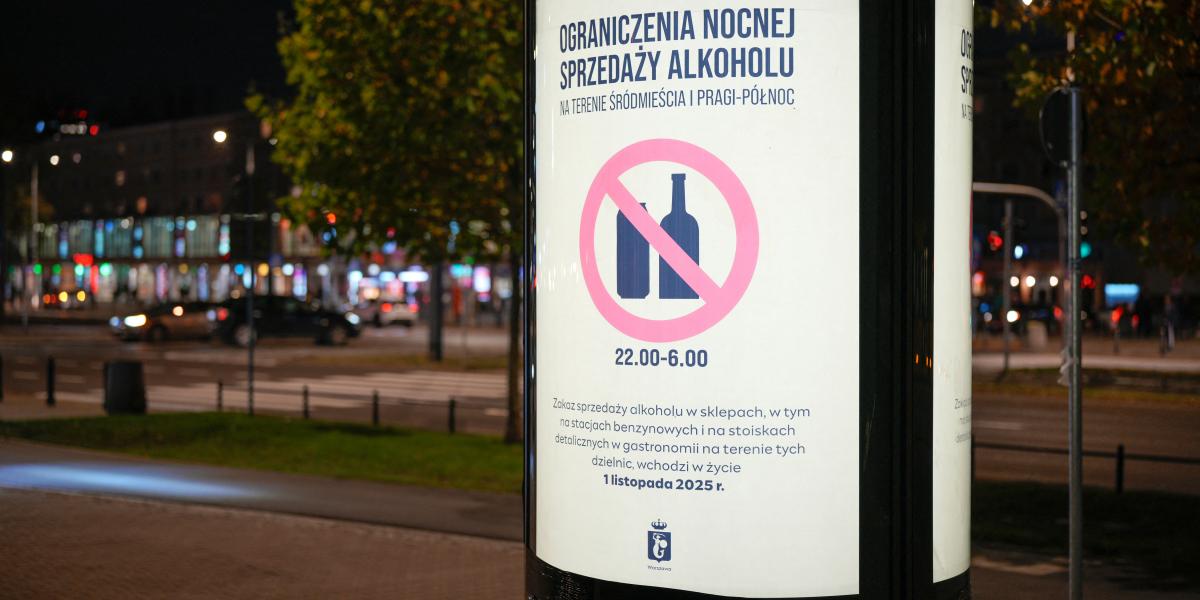 A korlátozásról tájékoztató plakát Varsóban 