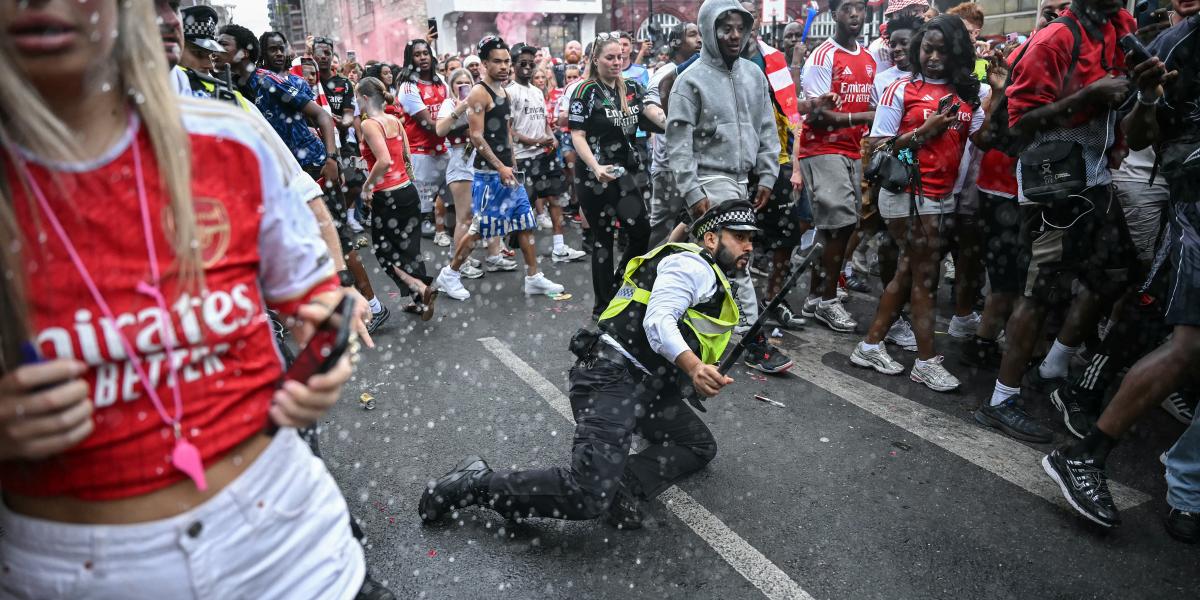Rendőr az Arsenal-szurkolók között Londonban május 31-én 