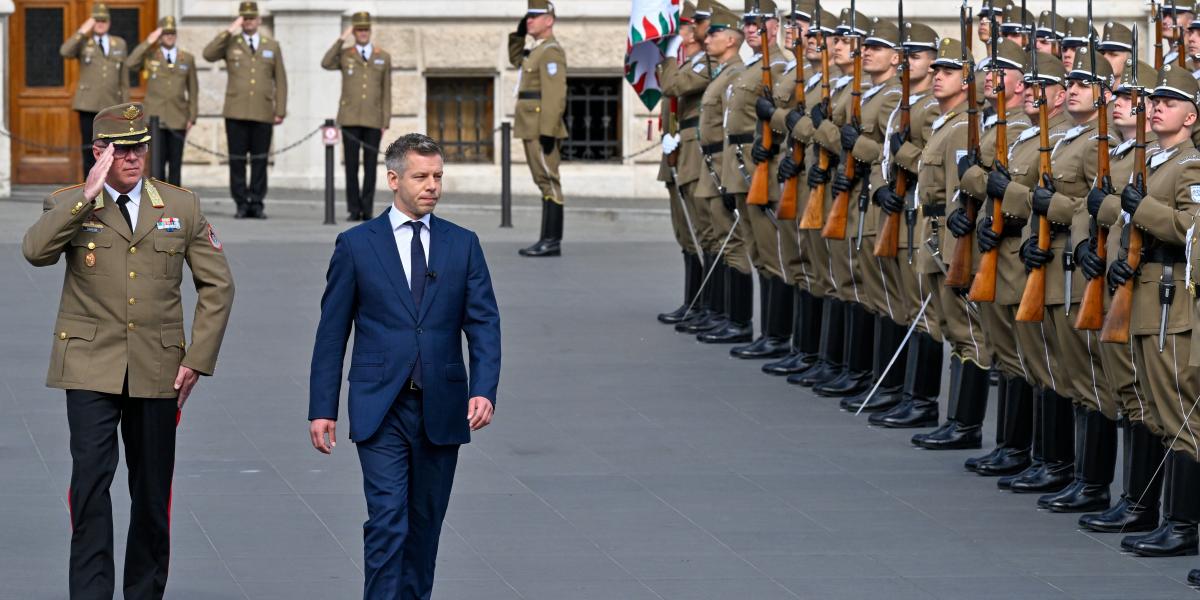 Magyar Péter miniszterelnök és Sándor Zsolt vezérezredes, a Honvéd Vezérkar főnöke a nemzeti összetartozás napja alkalmából Magyarország lobogójának katonai tiszteletadással történő ünnepélyes felvonásán