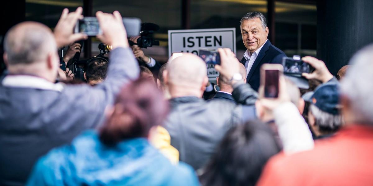 A szektavezér épp azonosulást kínál híveinek: Isten, család, haza