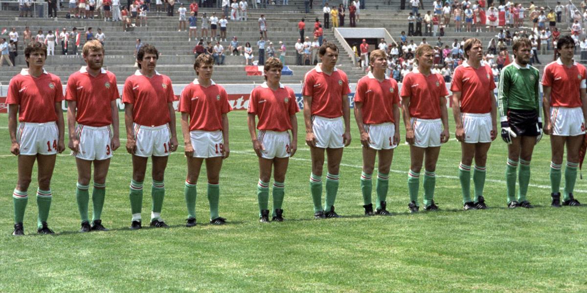 A magyar csapat áll a himnuszok alatt a Magyarország−Szovjetunió mérkőzésen az 1986-os mexikói labdarúgó-világbajnokságon. Jó volna tudni, mi történt a 0-6-os meccsen