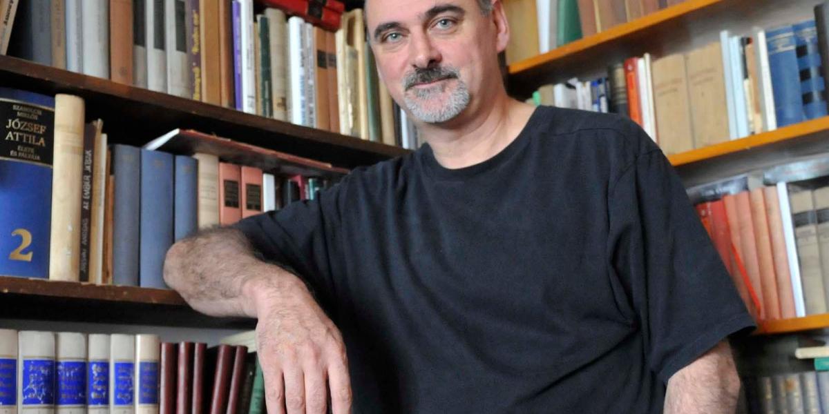 Bächer Iván – általában késő délelőtt érkezett a Bécsi úti szerkesztőségbe, hogy bepötyögje a penzumát