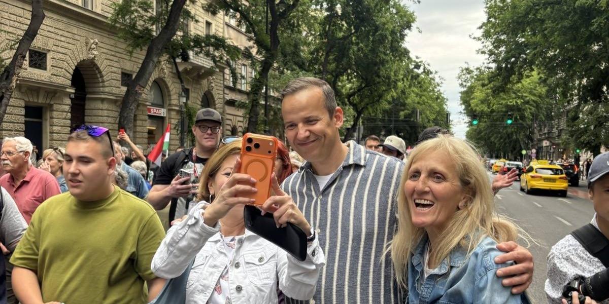Toroczkai László a tüntetésre menet még jókedvű volt
