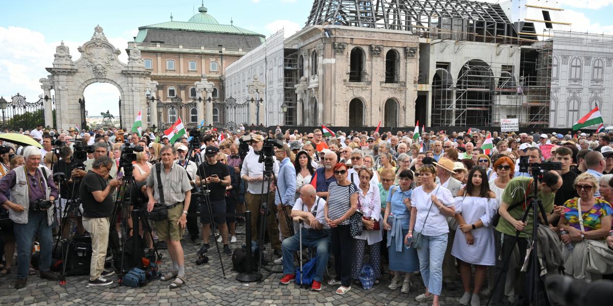 Résztvevők a szimpátiatüntetésen