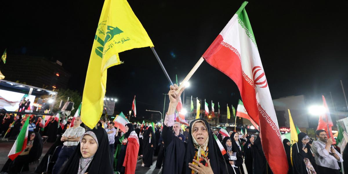 Rezsimpárti tüntetés Teheránban a libanoni Hezbollah, illetve Irán zászlajával
