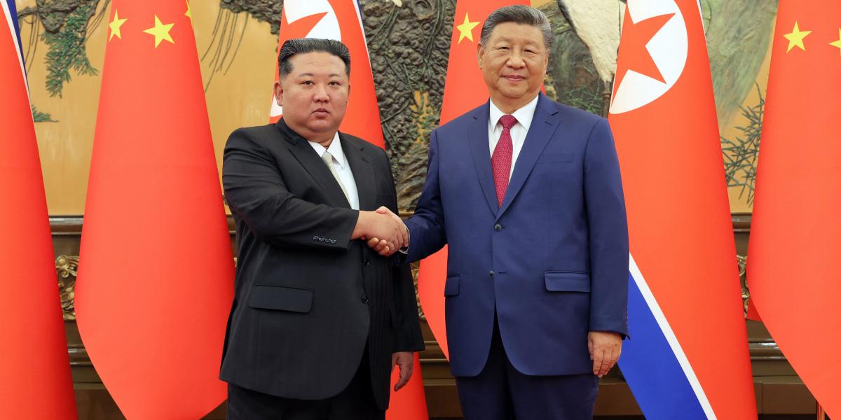 Kim Dzsongun észak-koreai vezető kezet fog Hszi Csin-ping kínai elnökkel 2025. szeptember 5-én, Pekingben.