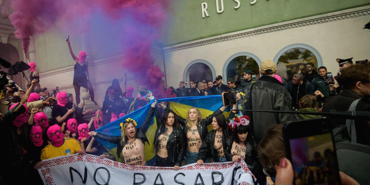 A Pussy Riot aktivistái füstgyertyákat gyújtottak, és hosszan skandáltak az orosz pavilon ellen