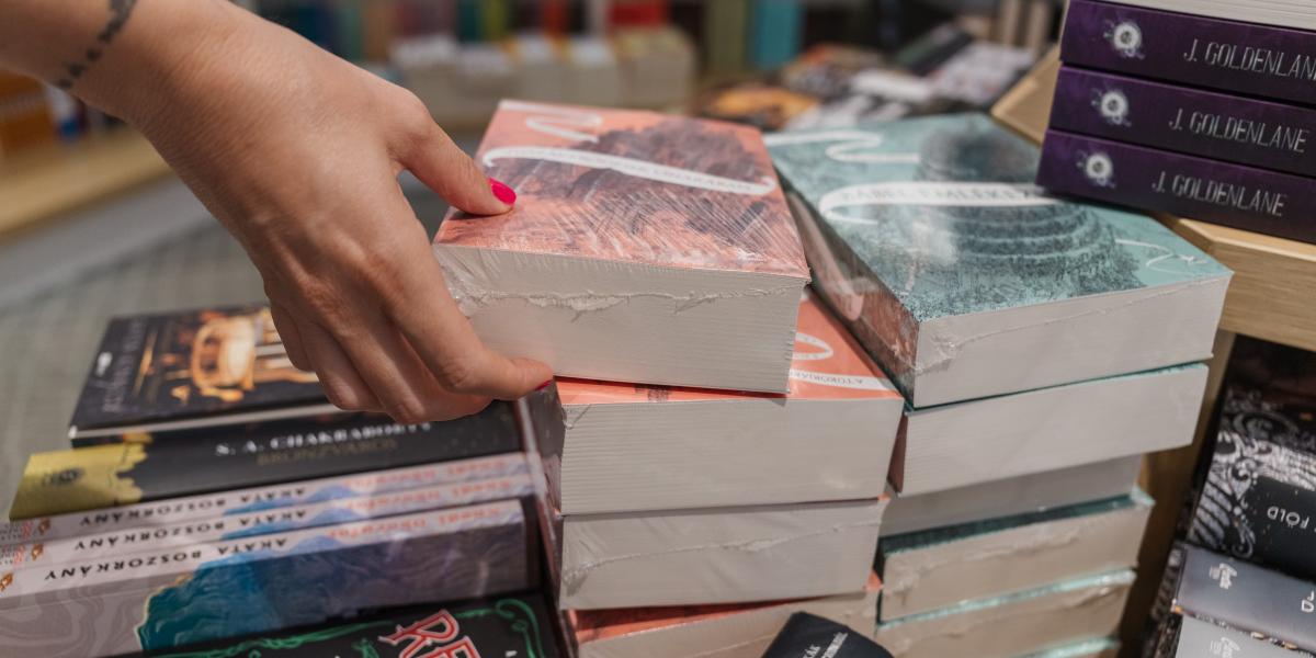  Fóliázott könyv a Libri könyvesboltban