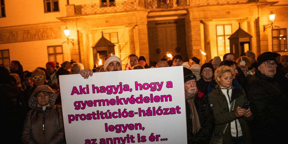 Tavaly decemberi tüntetés a Sándor-­palotánál a gyermekek védelme érdekében