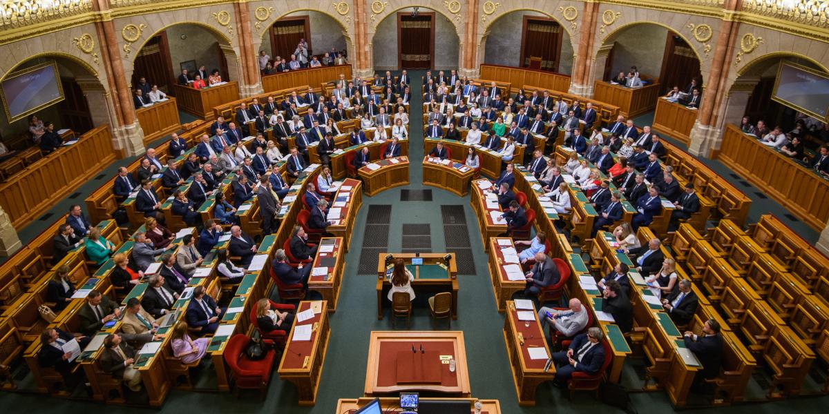 Munkában a T. Ház. Jövő kedden jön a rendkívüli ülés