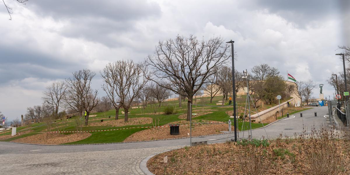 A Citadella környéke. Kevesen vállalják, hogy gyalog közelítik meg a nemrég felújított erődöt