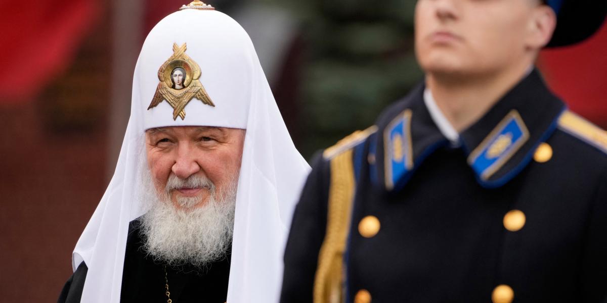 Kirill pátriárka milliárdos vagyonát is befagyaszthatja az Unió. Ennek eddig az volt az akadálya, hogy Magyarország éveken át egyedüliként vétózta, hogy az EU bármilyen lépést tegyen a KGB kötelékében indult háborúpárti orosz főpap ellen