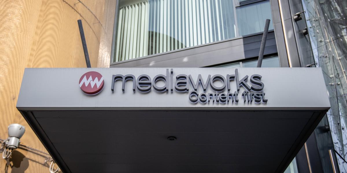 Mediaworks logo a társaság irodaházán, az Üllői úton.