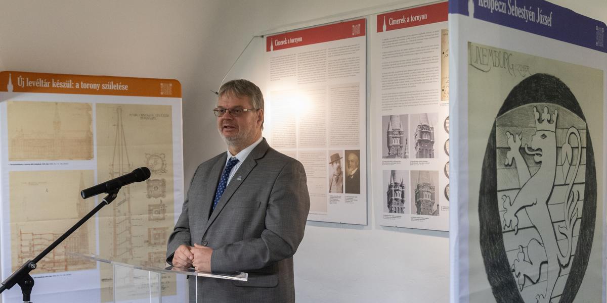 A volt főigazgató szerint szakmai javaslatokat tett, a fenntartó szerint viszont megkerülte a szolgálati utat