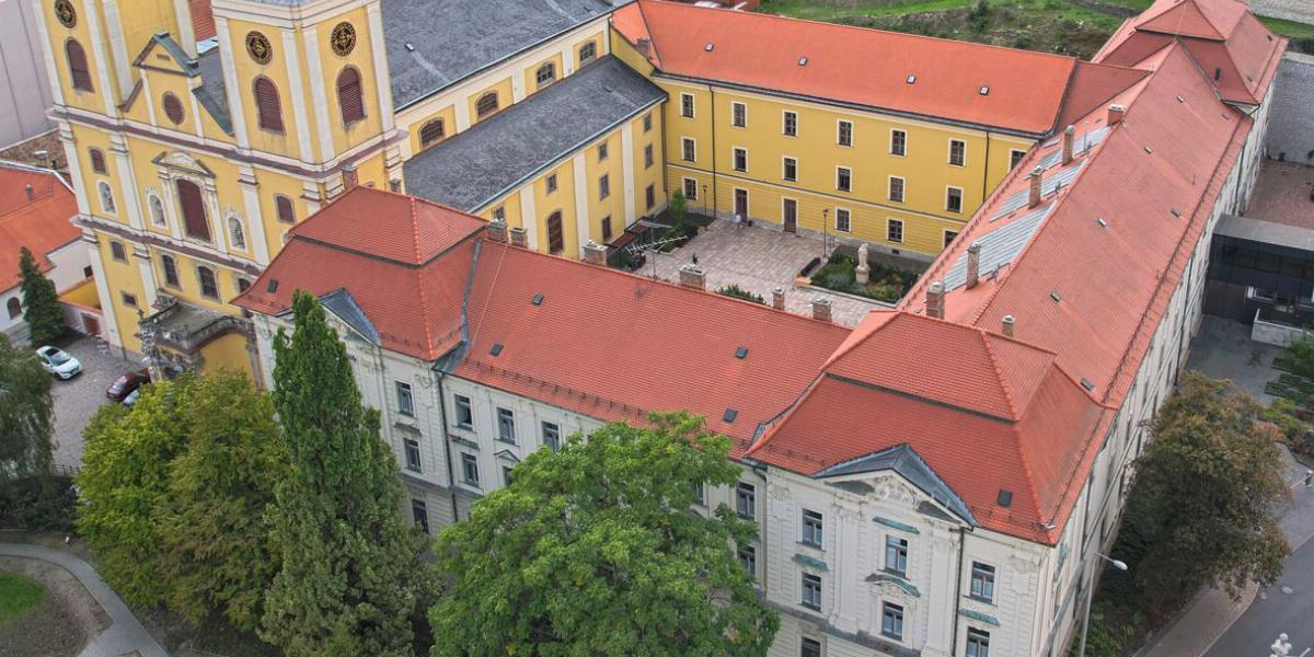 Az egri Gárdonyi Géza Ciszterci Gimnázium épülete - Korábbi felvétel 