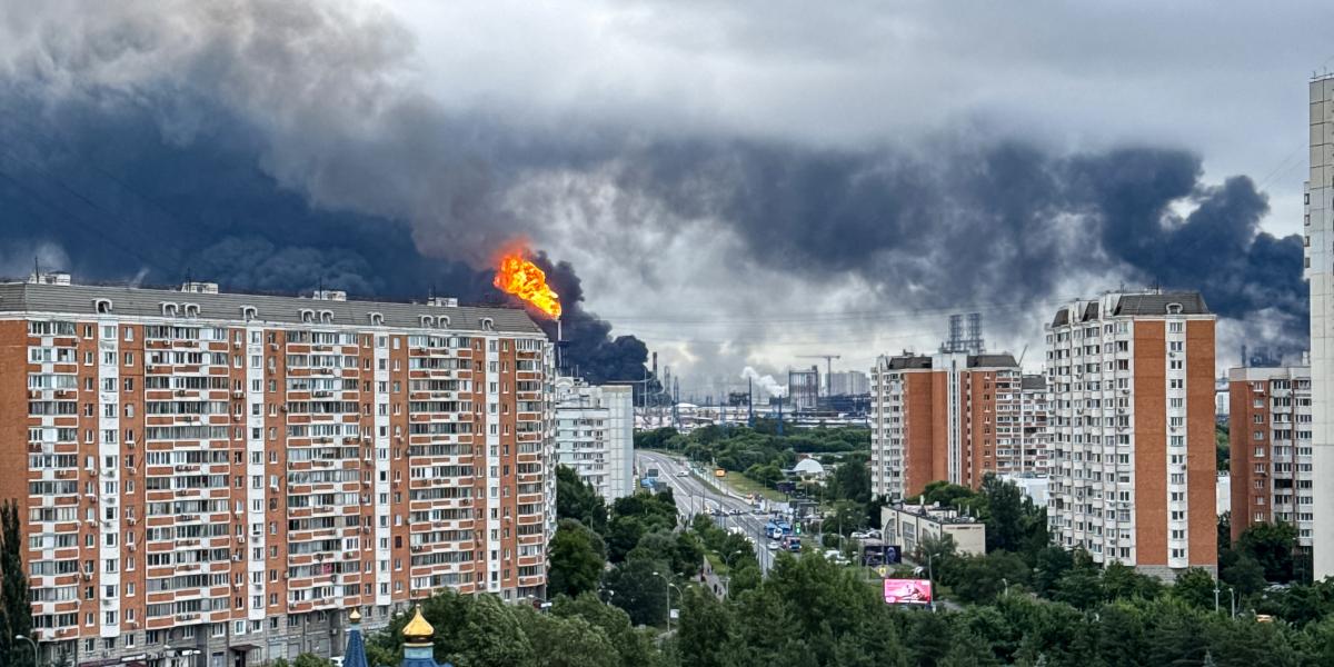 Fekete füst száll fel a Gazprom Neft orosz olajipari vállalat moszkvai olajfinomítójának területéről, Moszkva délkeleti külvárosában, 2026. június 18-án