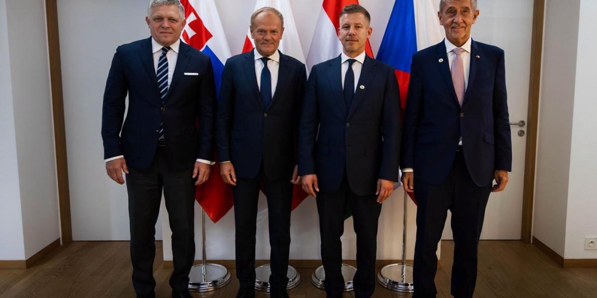 Balról jobbra: Robert Fico szlovák, Donald Tusk lengyel, Magyar Péter magyar és Andrej Babiš cseh  miniszterelnök