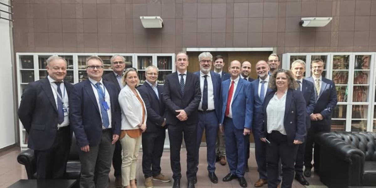 Hegedűs Zsolt látogatása csütörtökön a NEAK épületében. A miniszter mellett a bal oldalon Kaló Zoltán